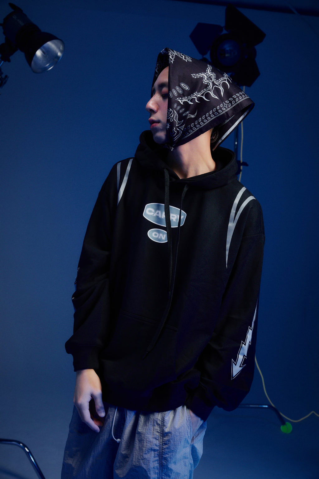 CARRYON 24FW Thunder Flow Hoodie 330g 毛圈巾 閃電 反光條 帽T 黑色
